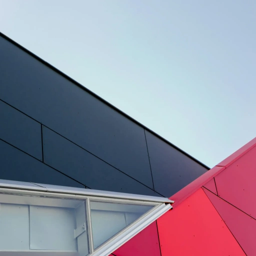 Foto van een raam met twee gekleurde metalen delen